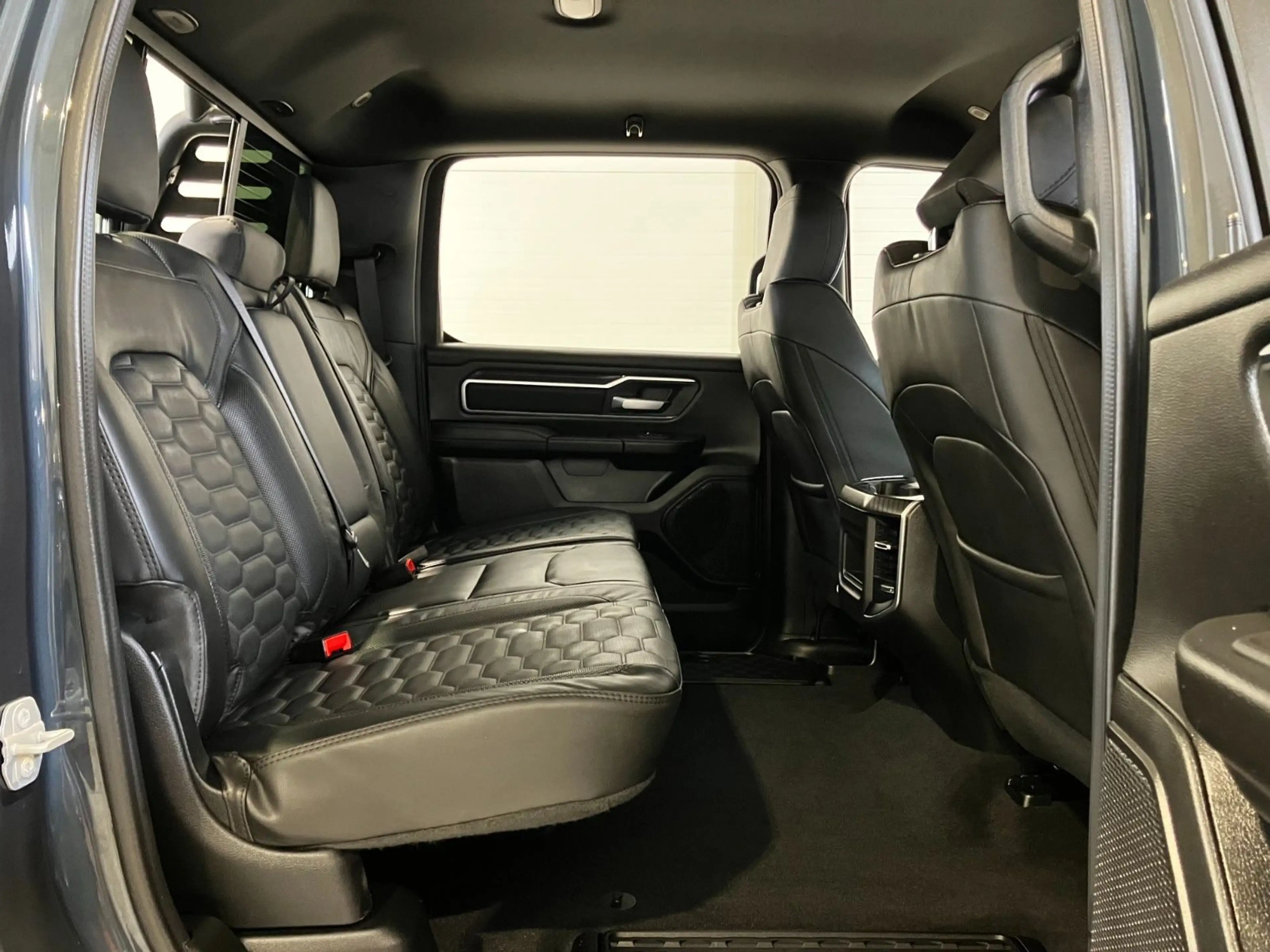 Dodge RAM 3,0T CREWCAB 4x4 2025 Erst 200KM 6 Sitzer Night — photo 14