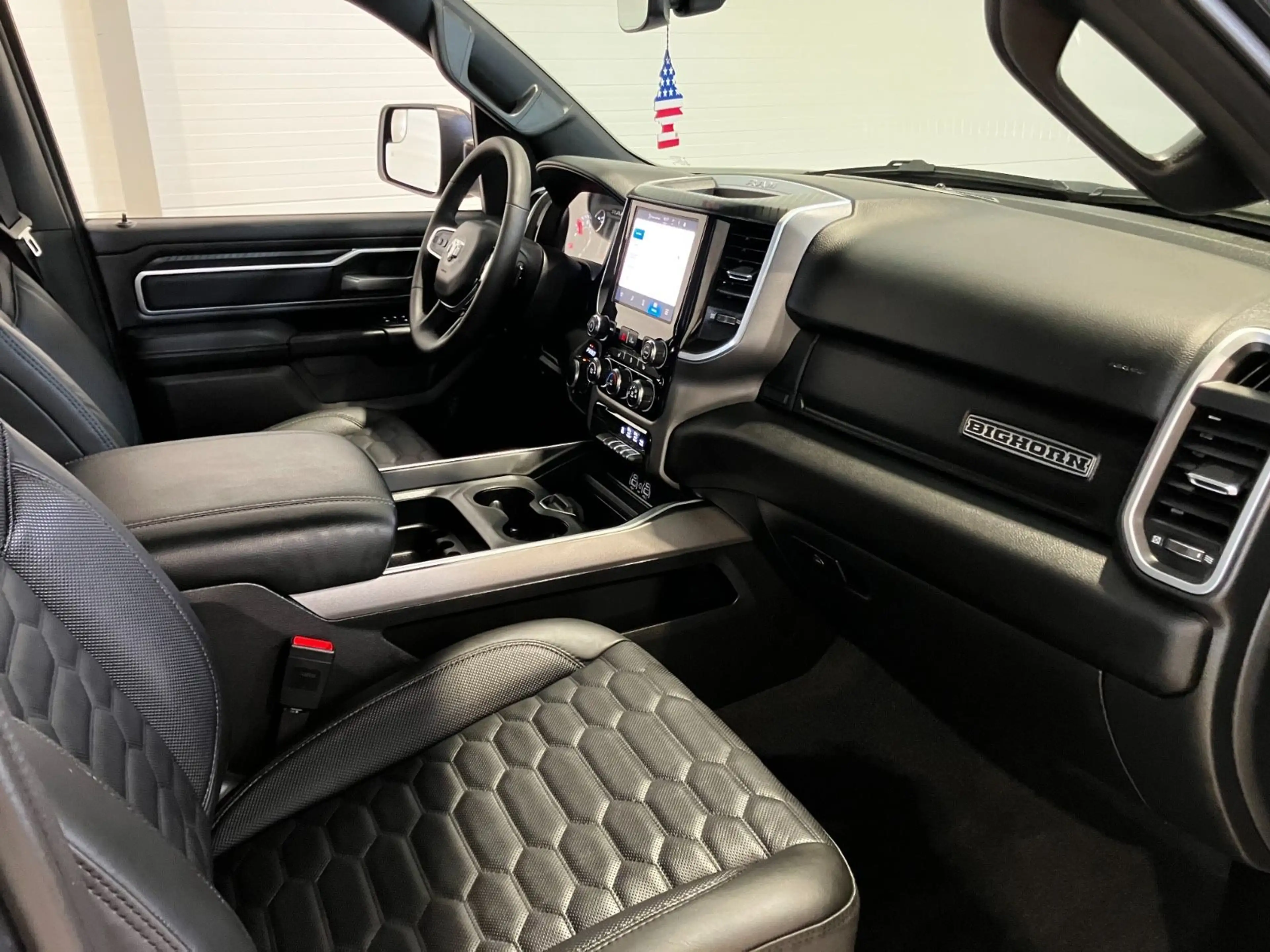 Dodge RAM 3,0T CREWCAB 4x4 2025 Erst 200KM 6 Sitzer Night — photo 12