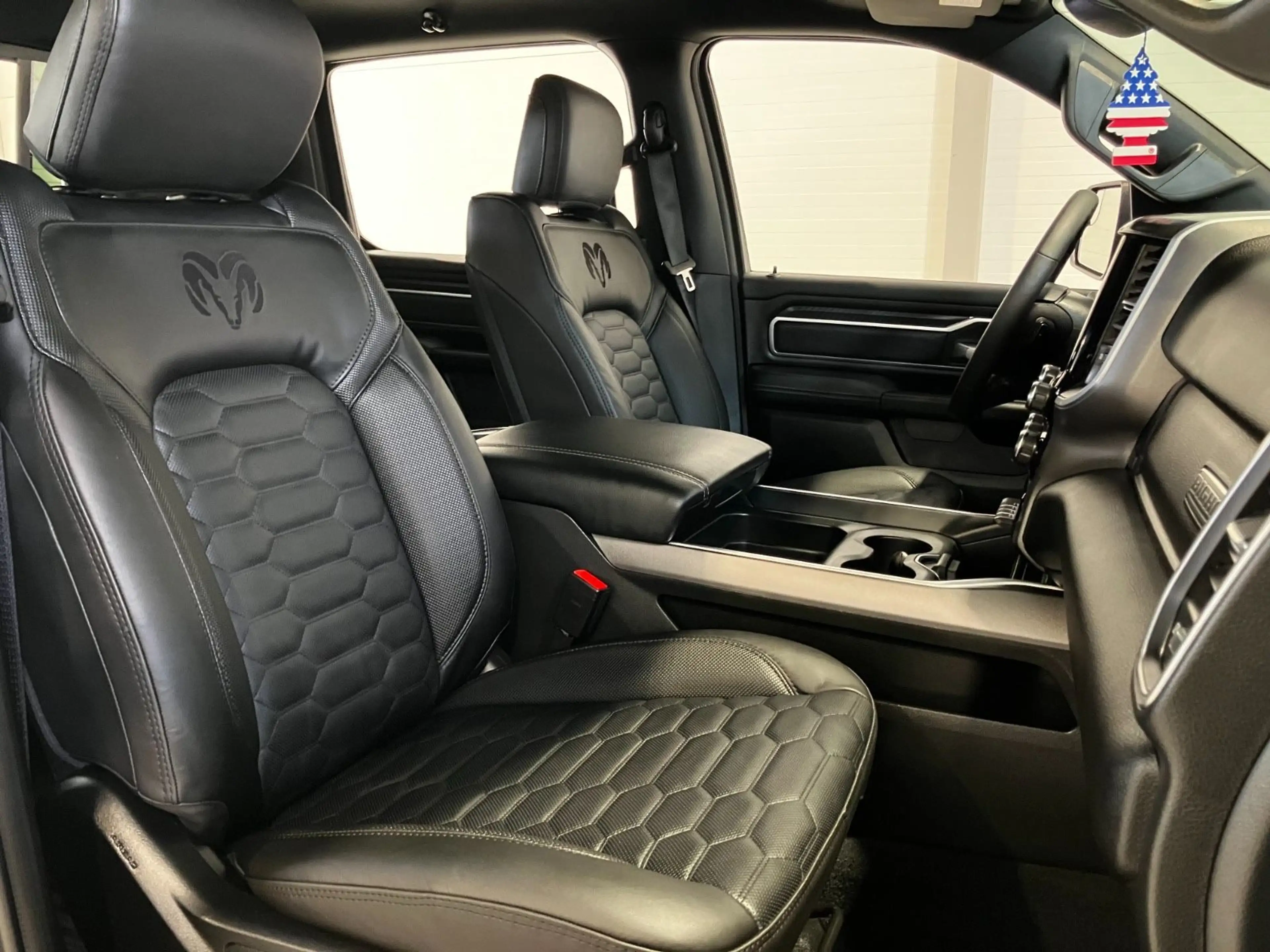 Dodge RAM 3,0T CREWCAB 4x4 2025 Erst 200KM 6 Sitzer Night — photo 13