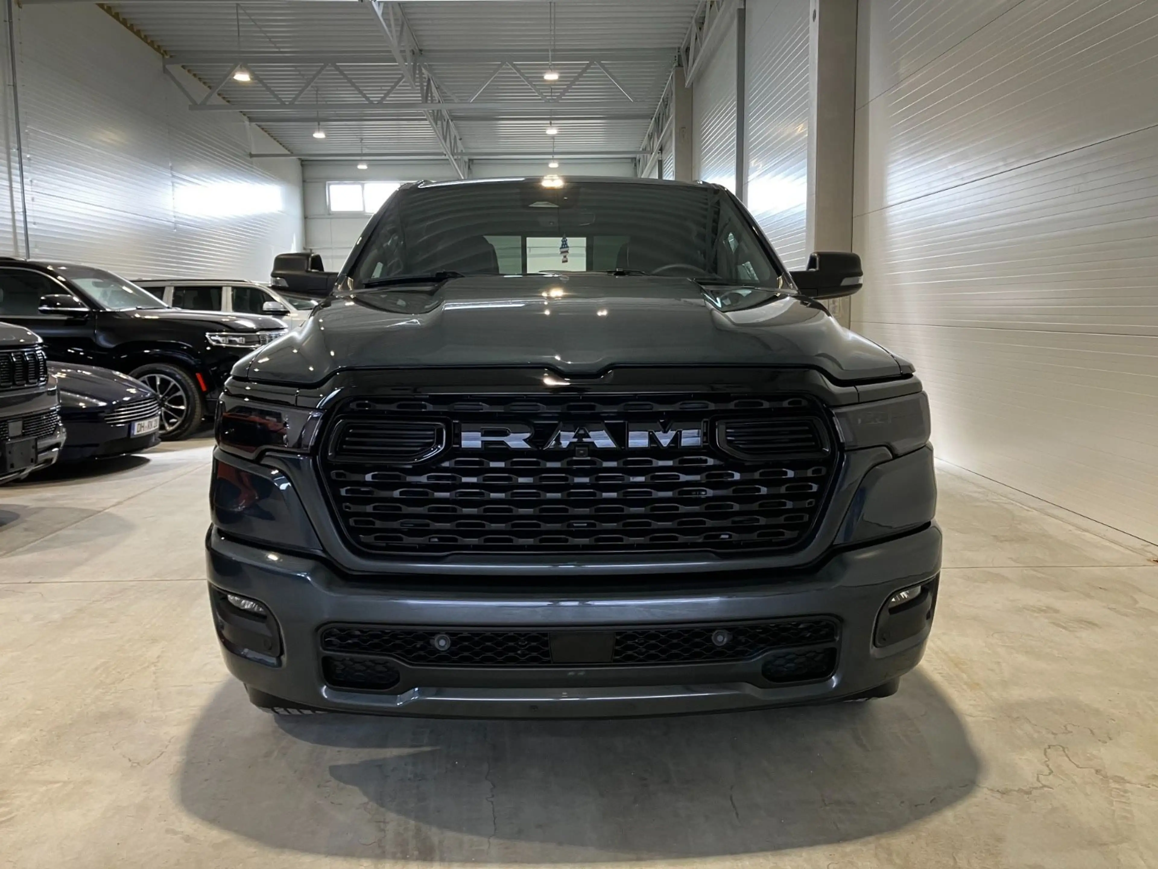 Dodge RAM 3,0T CREWCAB 4x4 2025 Erst 200KM 6 Sitzer Night — photo 3