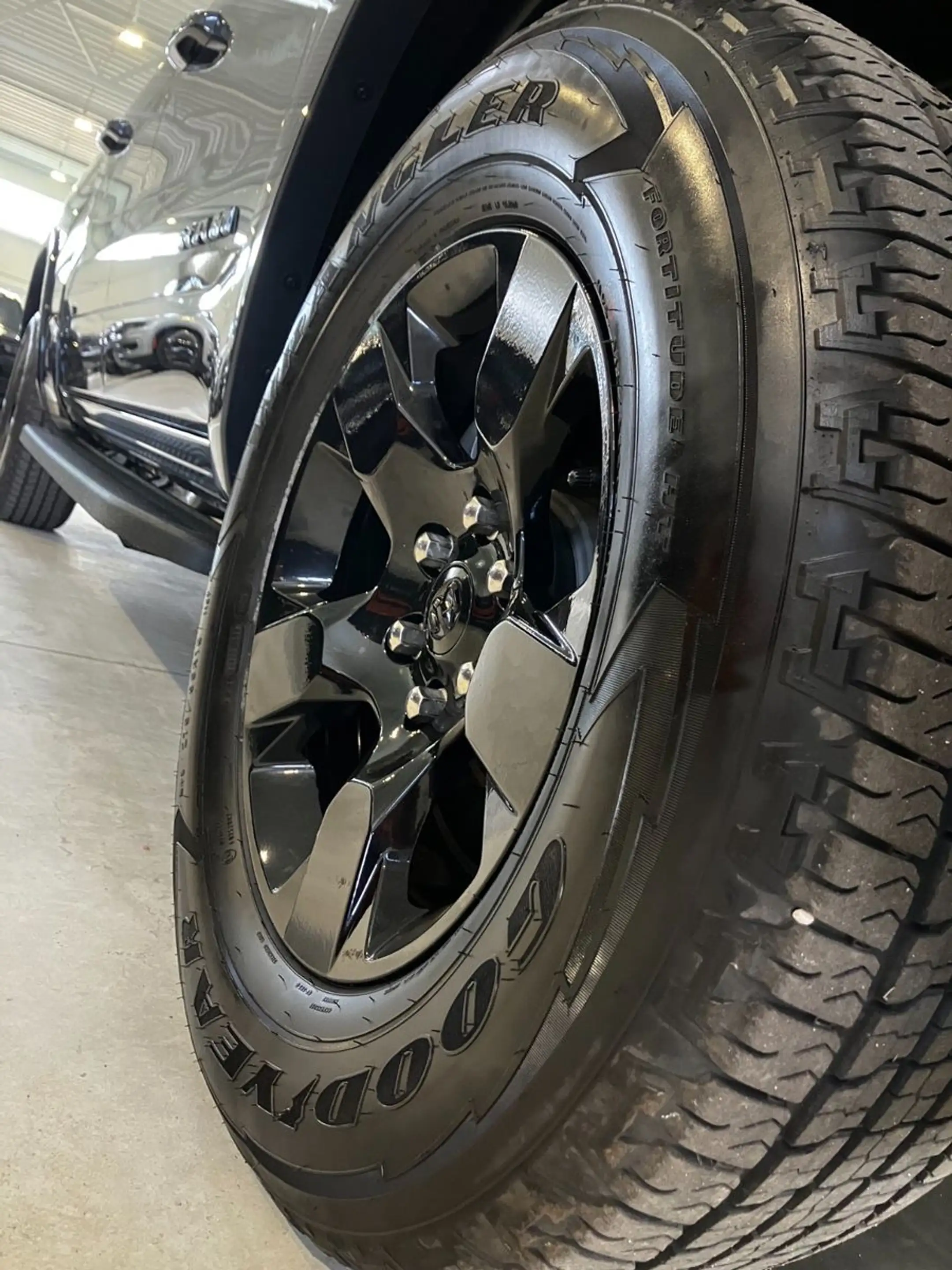 Dodge RAM 3,0T CREWCAB 4x4 2025 Erst 200KM 6 Sitzer Night — photo 8