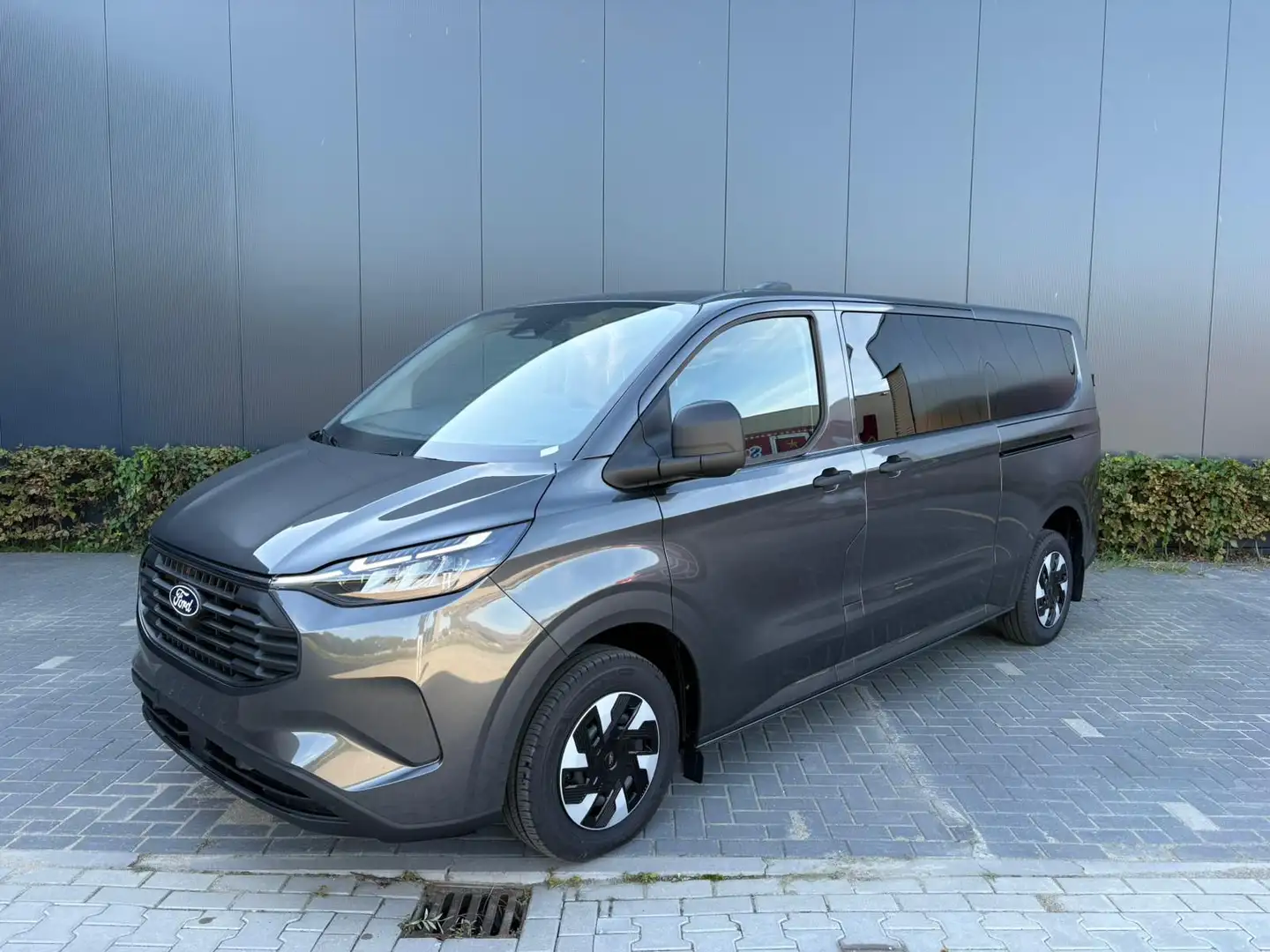 Ford Transit Custom 320L 2.5 PHEV 233PK L2H1 Limited 8 Persoons PHEV A Grijs - 2