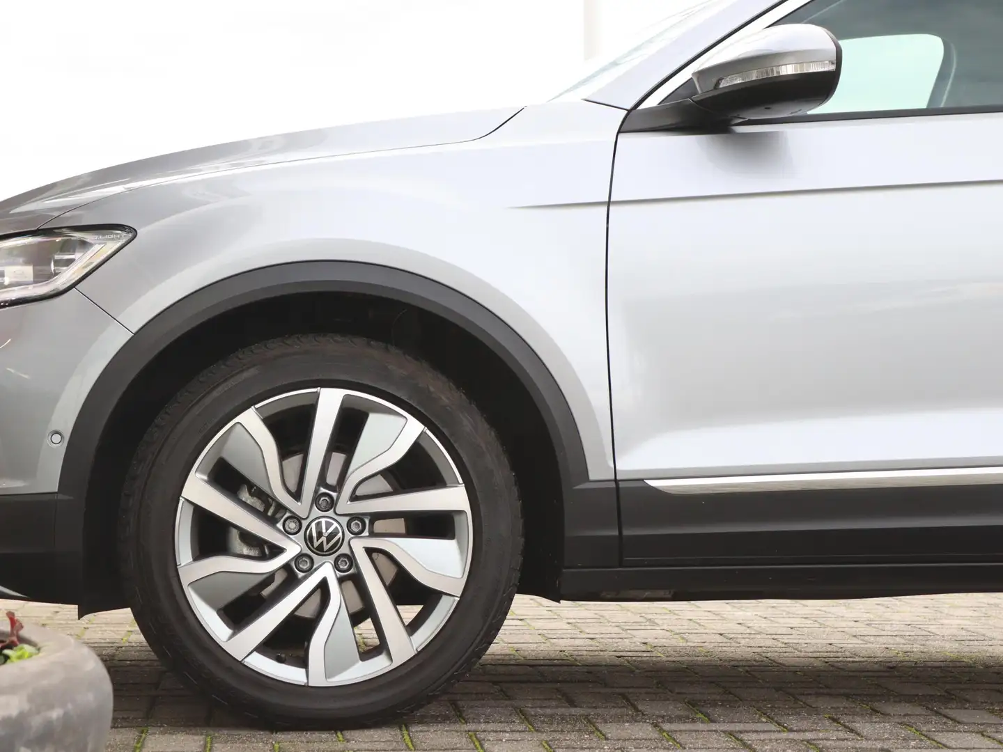 Volkswagen T-Roc 1.5 TSI 150 pk DSG Style | Trekhaak | IQ Light | P Argent - 2