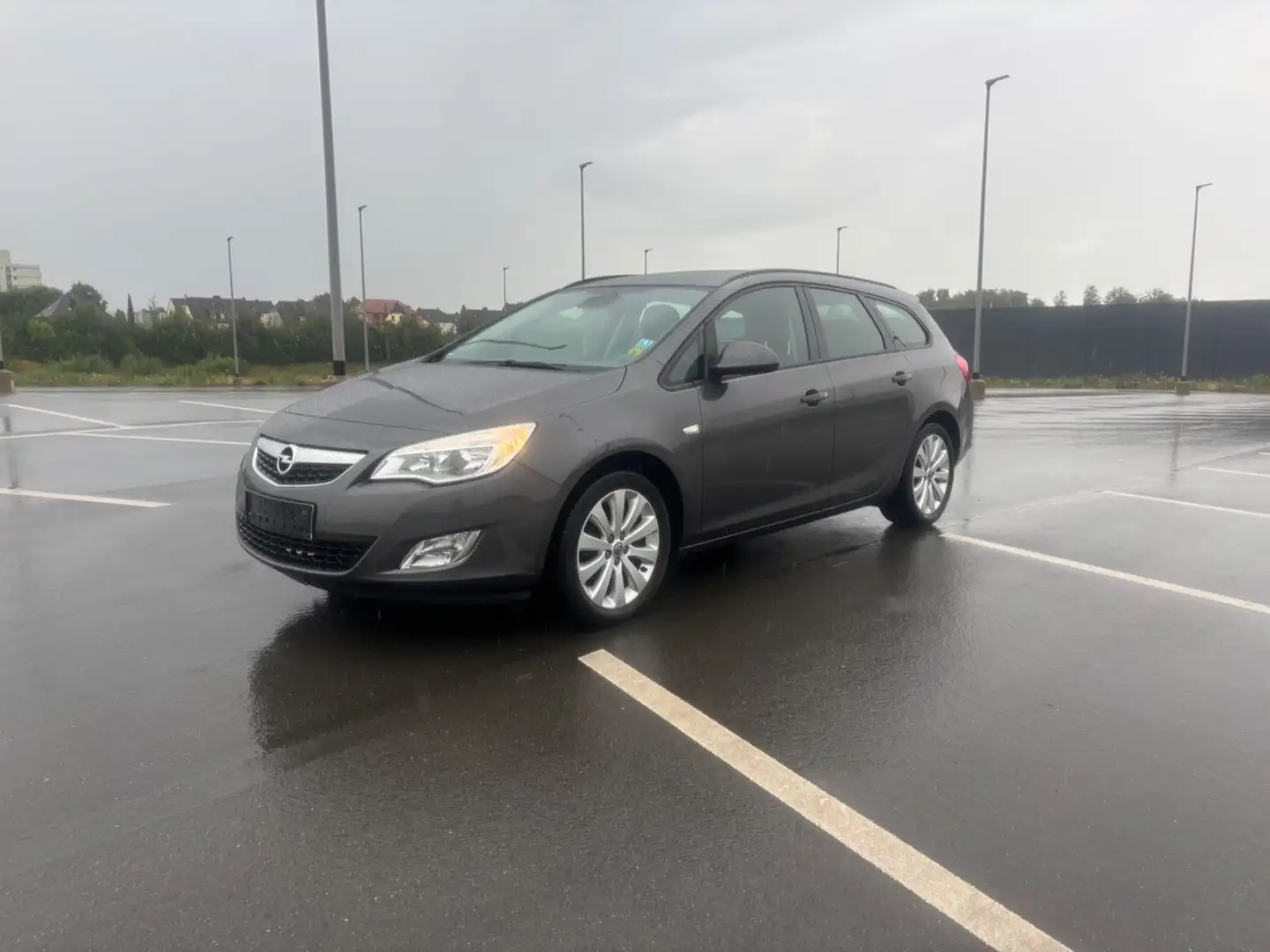 Opel Astra J 1.6 Sports Tourer Edition TÜV 06/2026 Grau - 1