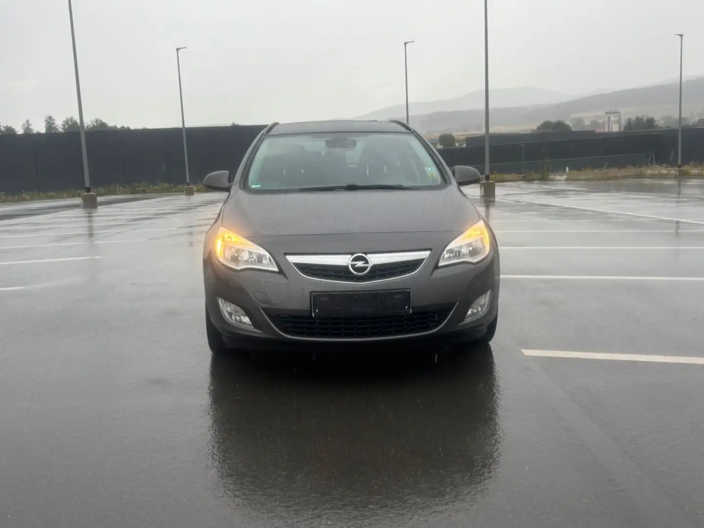 Opel Astra J 1.6 Sports Tourer Edition TÜV 06/2026 Grau - 2