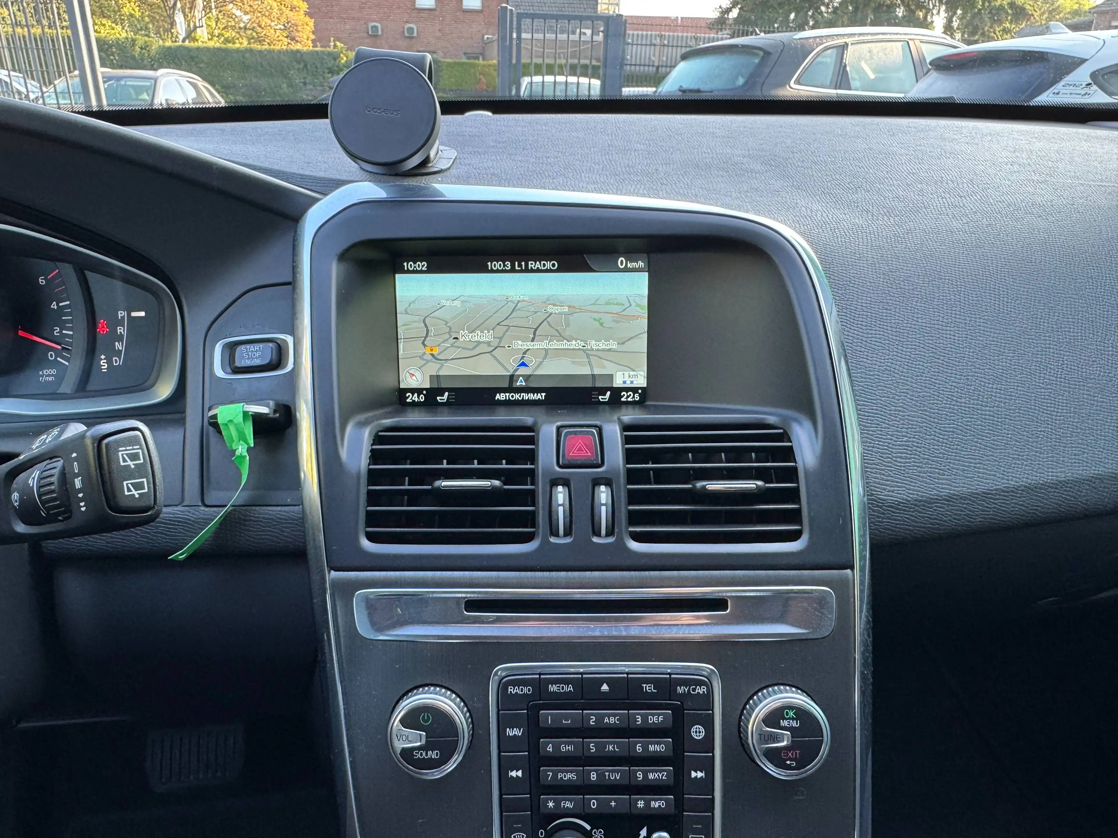 Volvo XC60 Momentum — photo 10