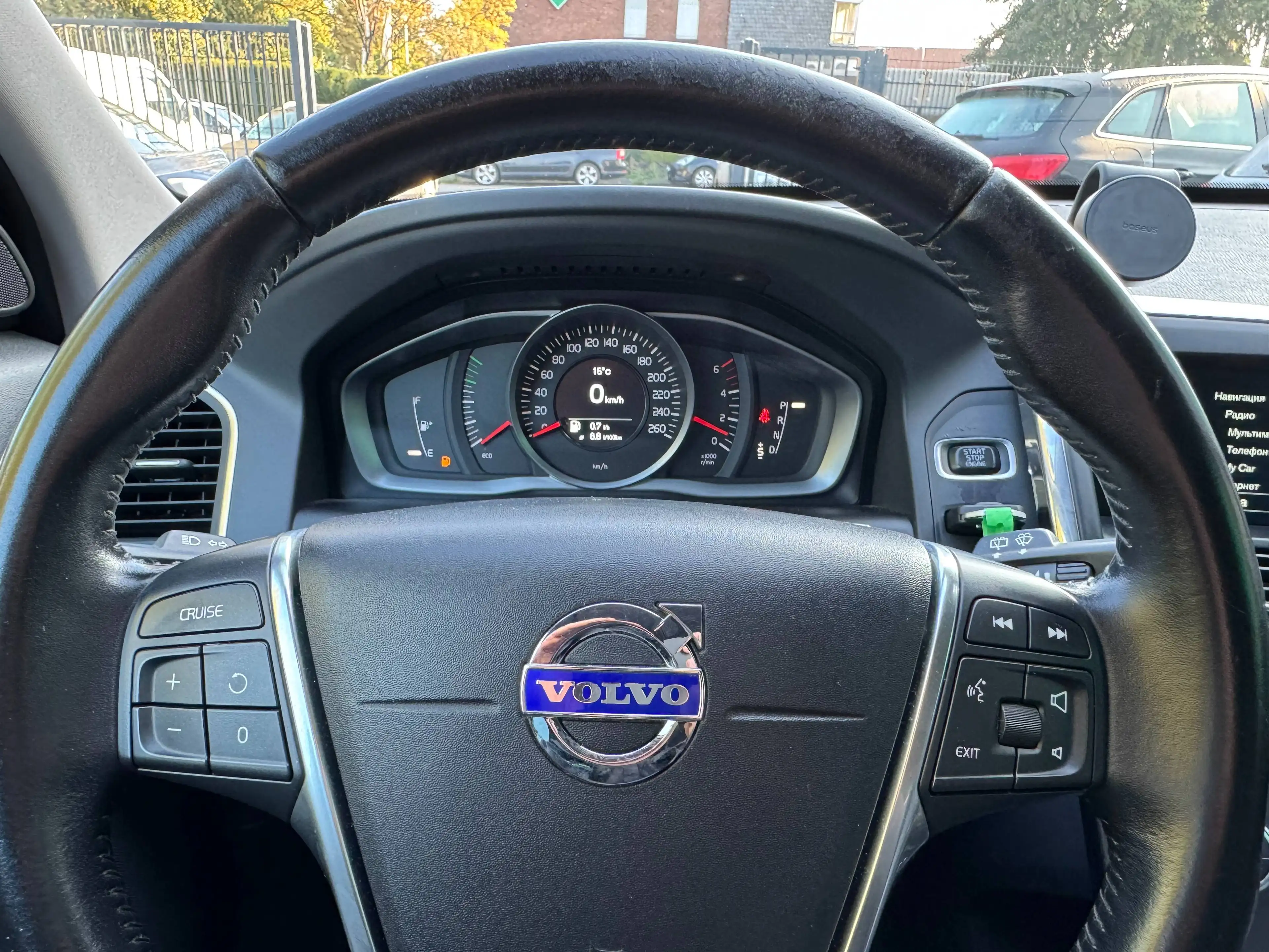 Volvo XC60 Momentum — photo 9