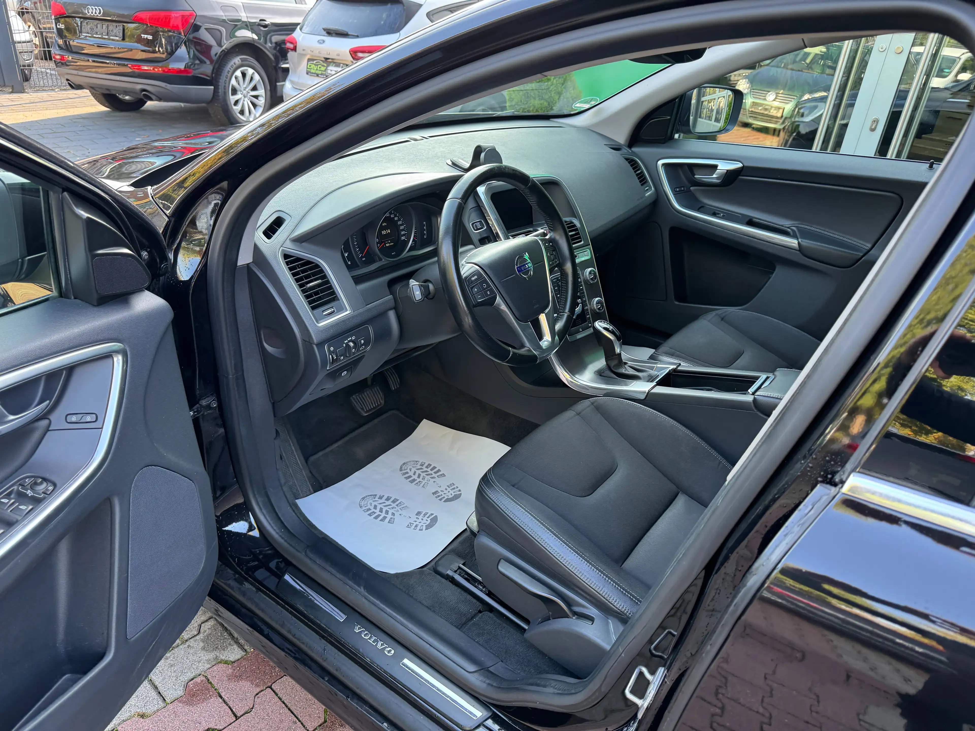 Volvo XC60 Momentum — photo 6