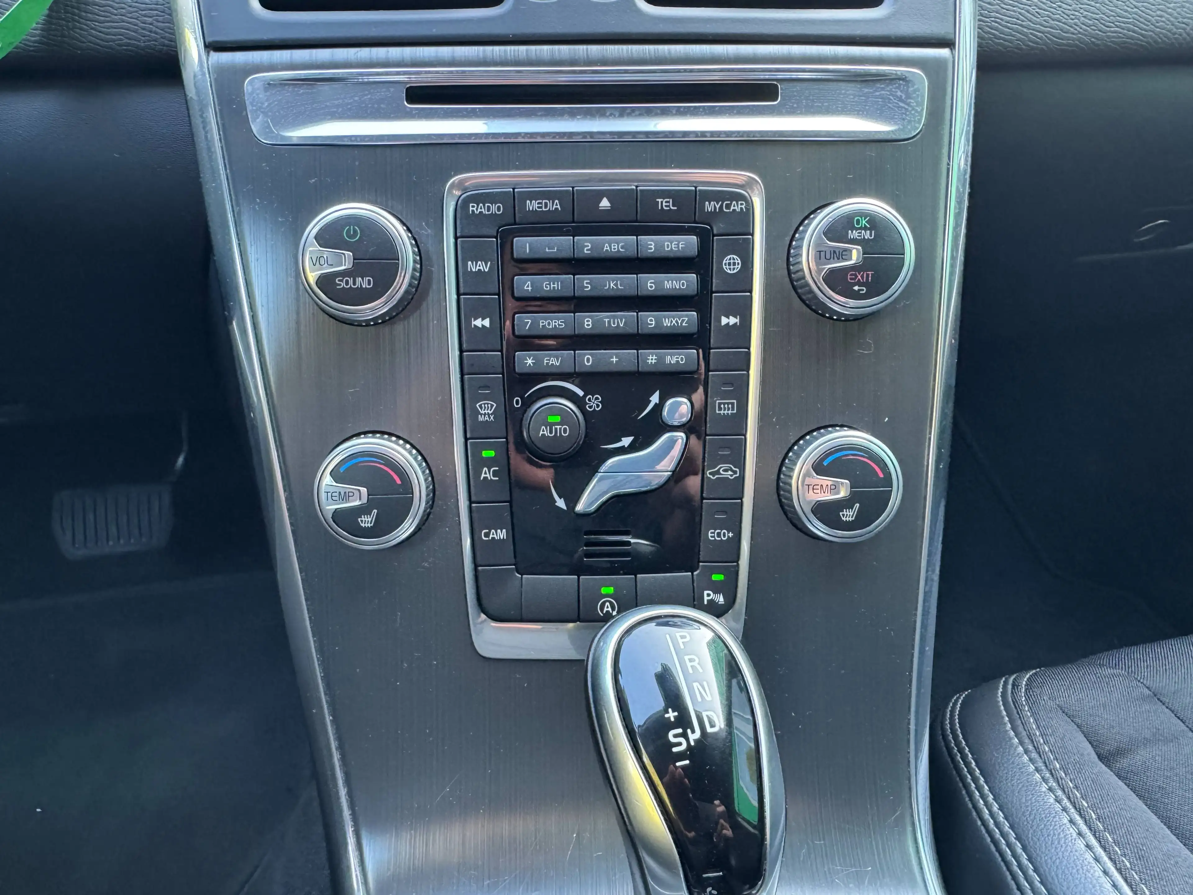 Volvo XC60 Momentum — photo 12