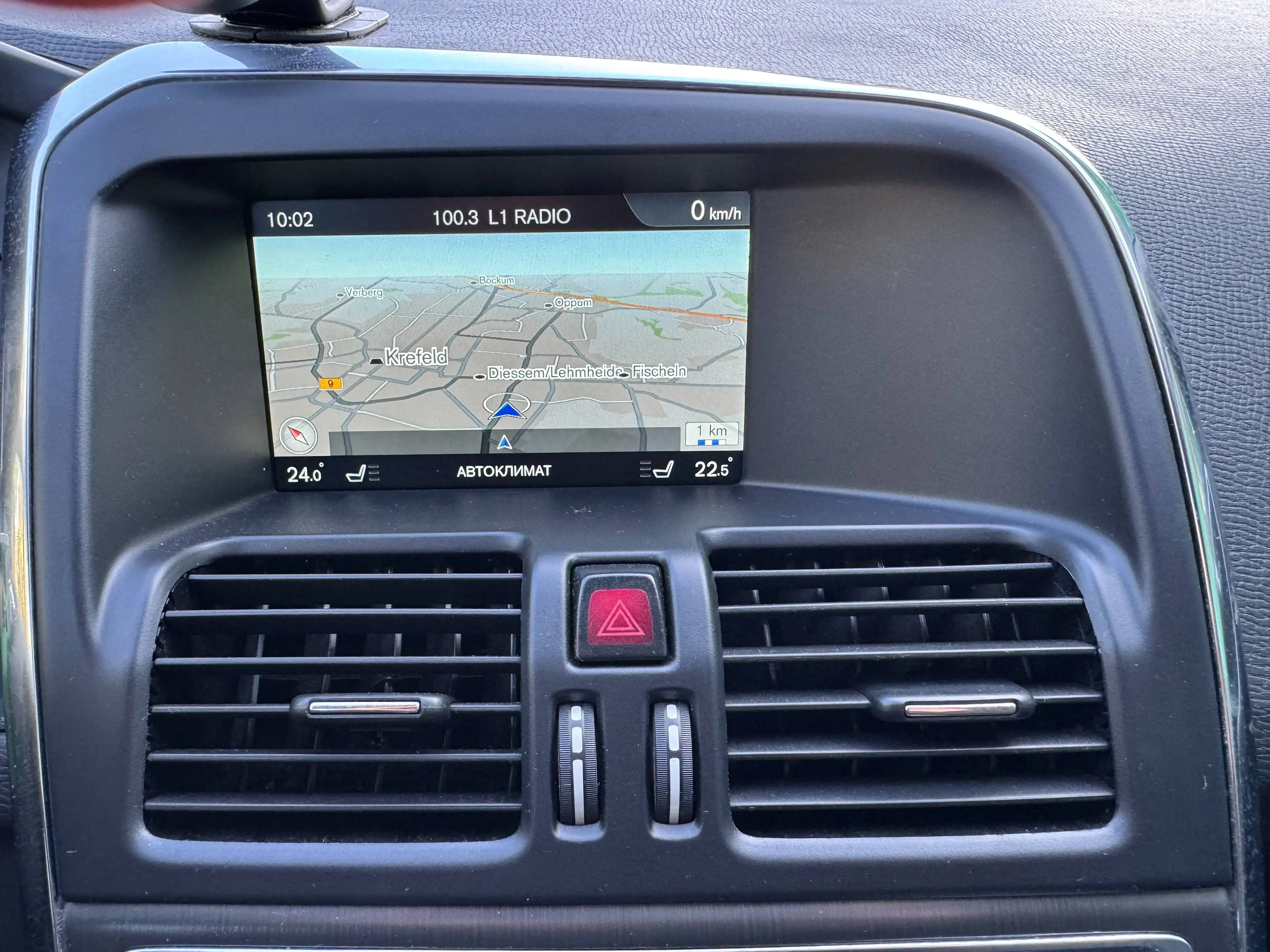 Volvo XC60 Momentum — photo 11