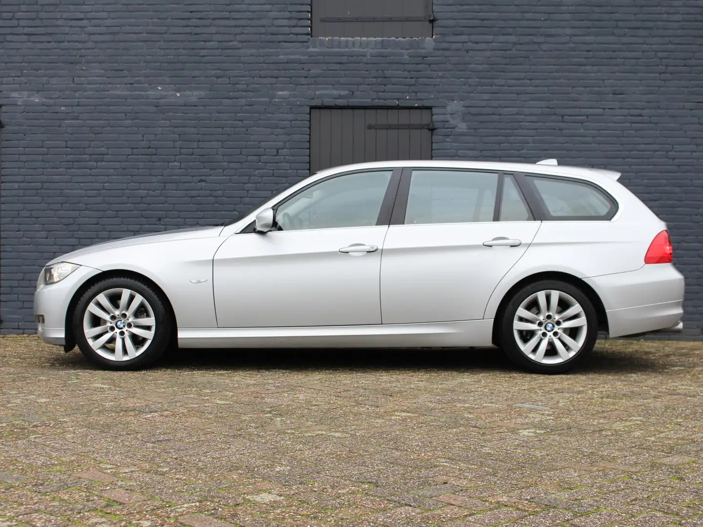 BMW 325 3-serie Touring 325i High Executive LCI volledig B Grijs - 2