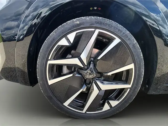 Peugeot 208 view 11