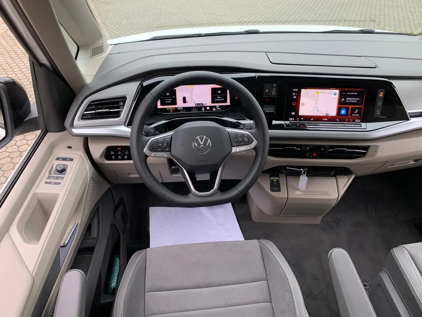 Volkswagen T7 Multivan Edition kurz KÜ ArtVelours AHK EasyOpen Pano Weiß - 2