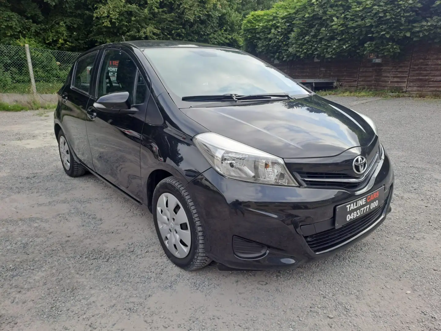 Toyota Yaris Schwarz - 2
