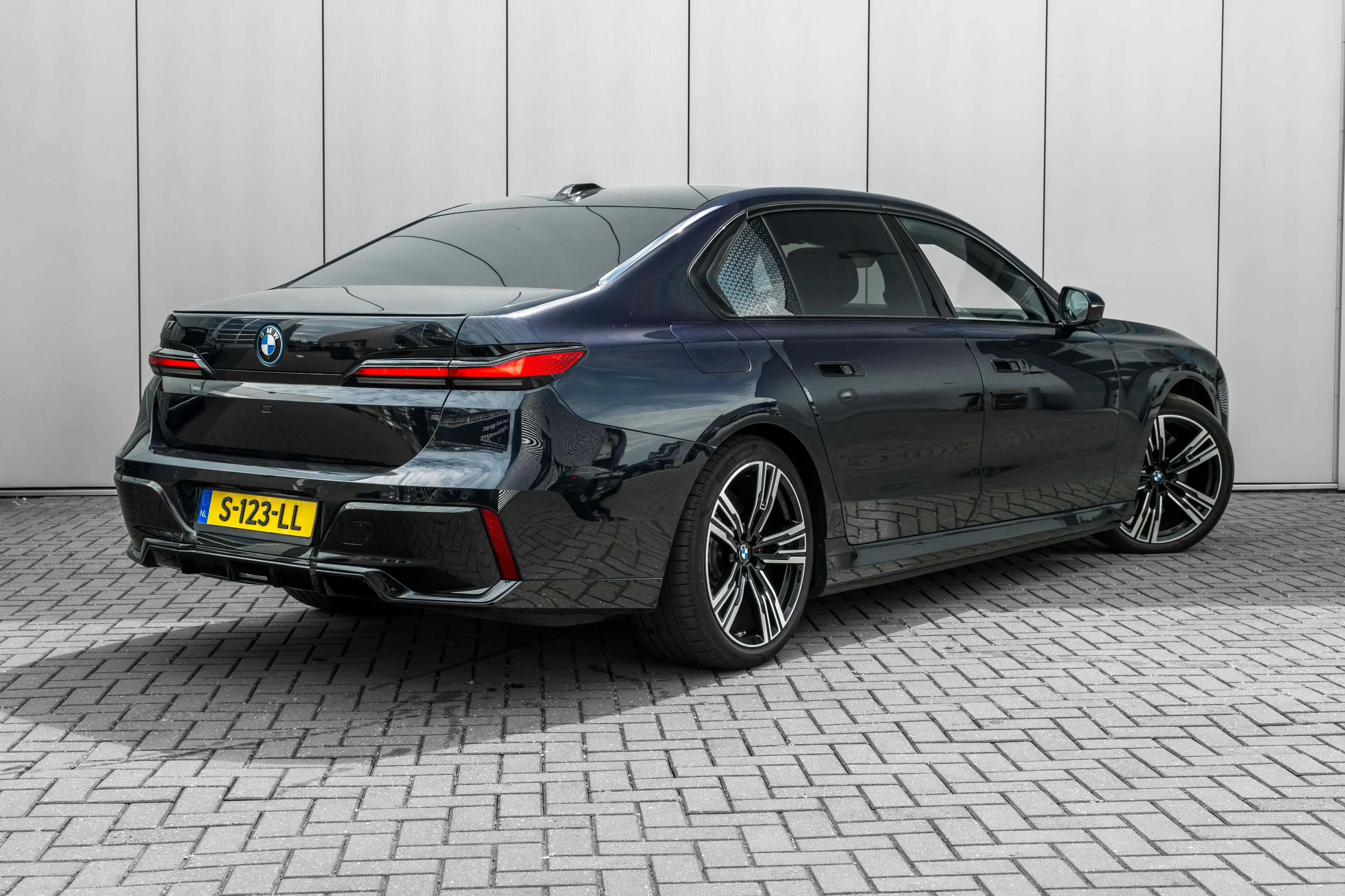 BMW i7 xDrive60 106 kWh 545 PK | Skylounge Panorama Dak | — photo 2