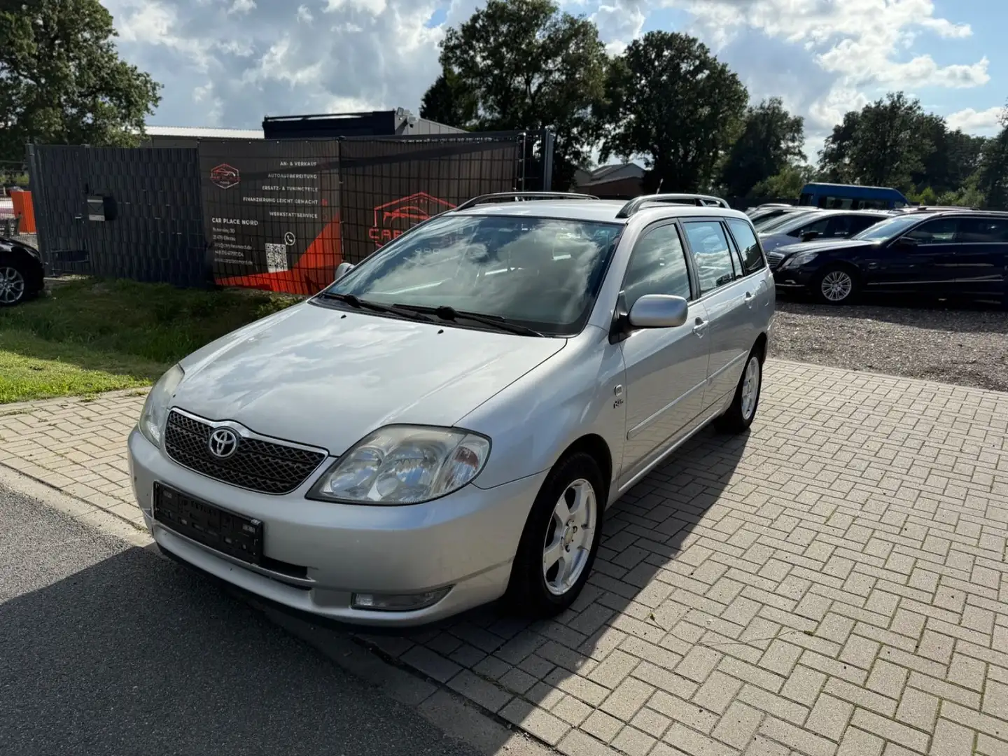 Toyota Corolla Combi 2.0 D-4D Sol 66kW TÜV Silber - 1