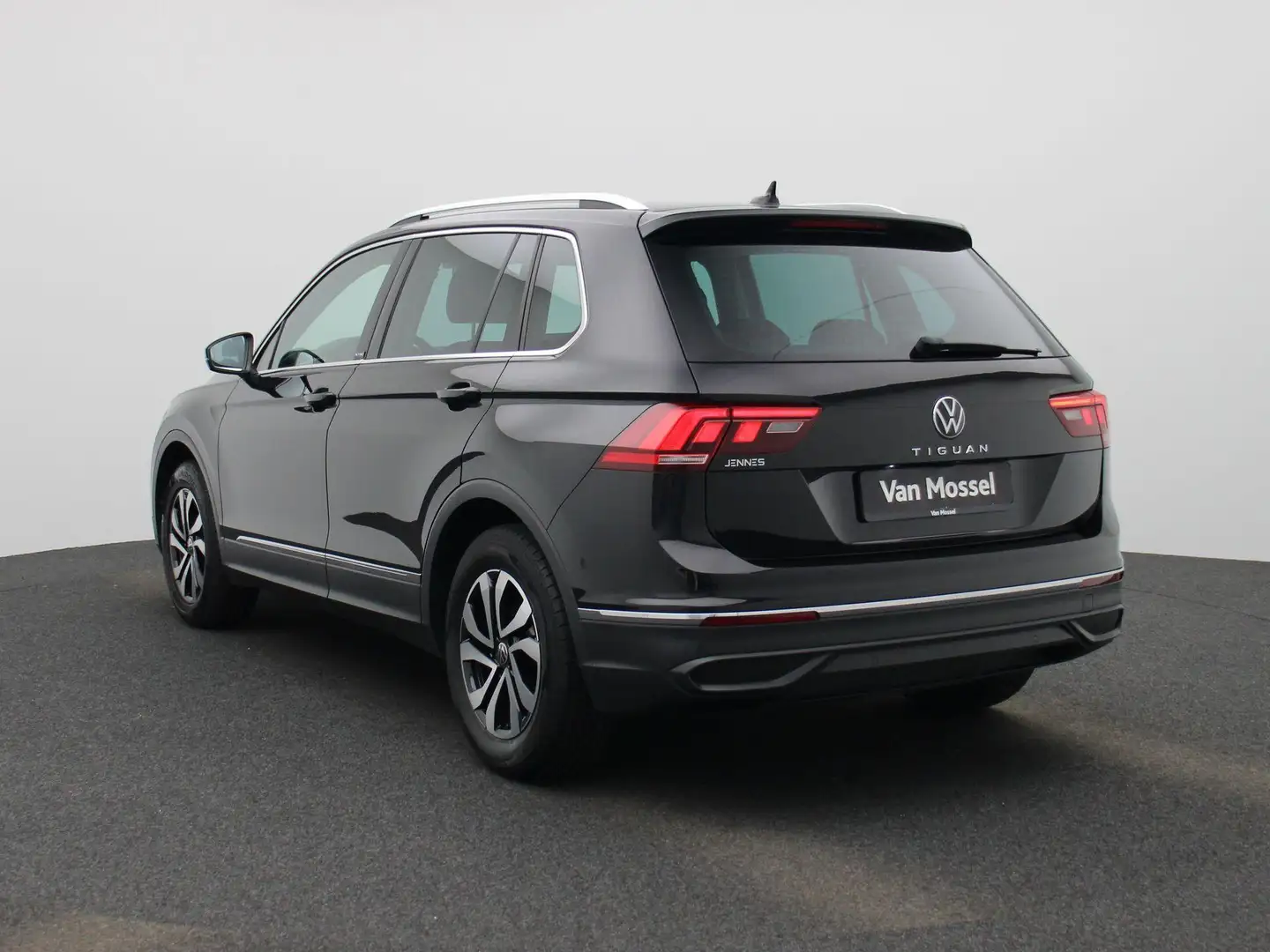 Volkswagen Tiguan 2.0 TDI 110kW DSG Active Zwart - 2