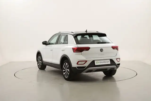 Volkswagen T-Roc view 3