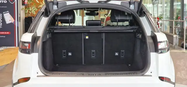 Land Rover Range Rover Velar view 9