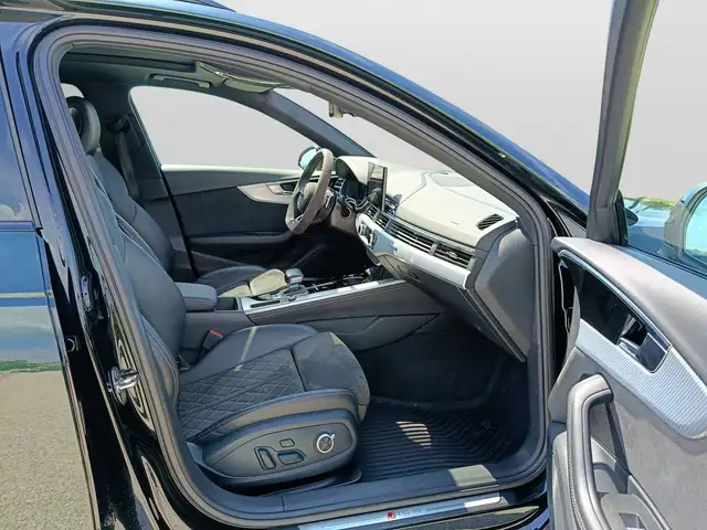 Audi RS4 view 11
