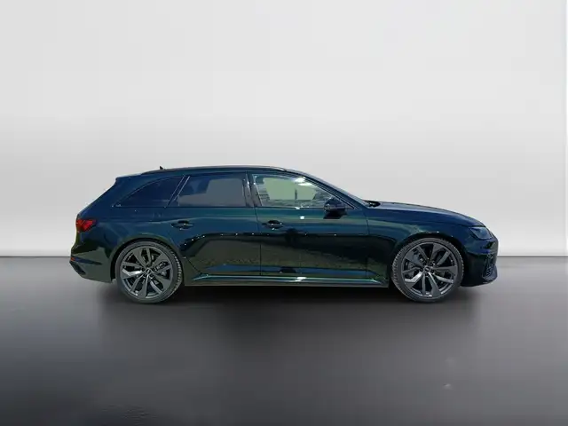 Audi RS4 view 6