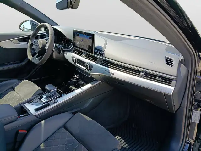 Audi RS4 view 10