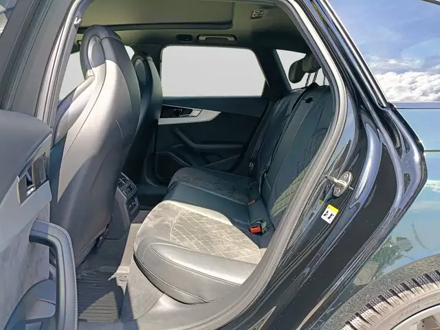 Audi RS4 view 9