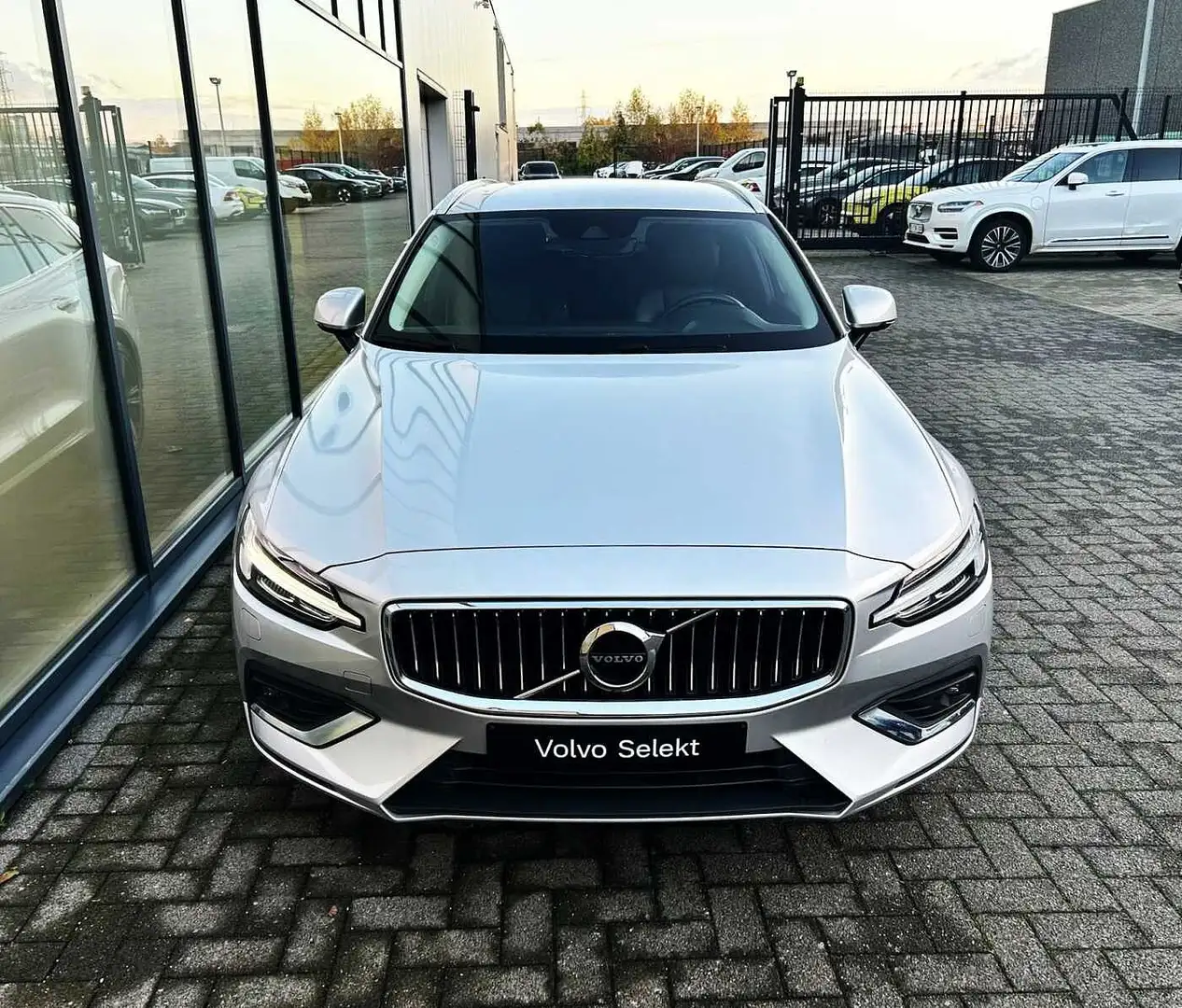 Volvo V60 Inscription, B4 mild hybrid Gris - 2