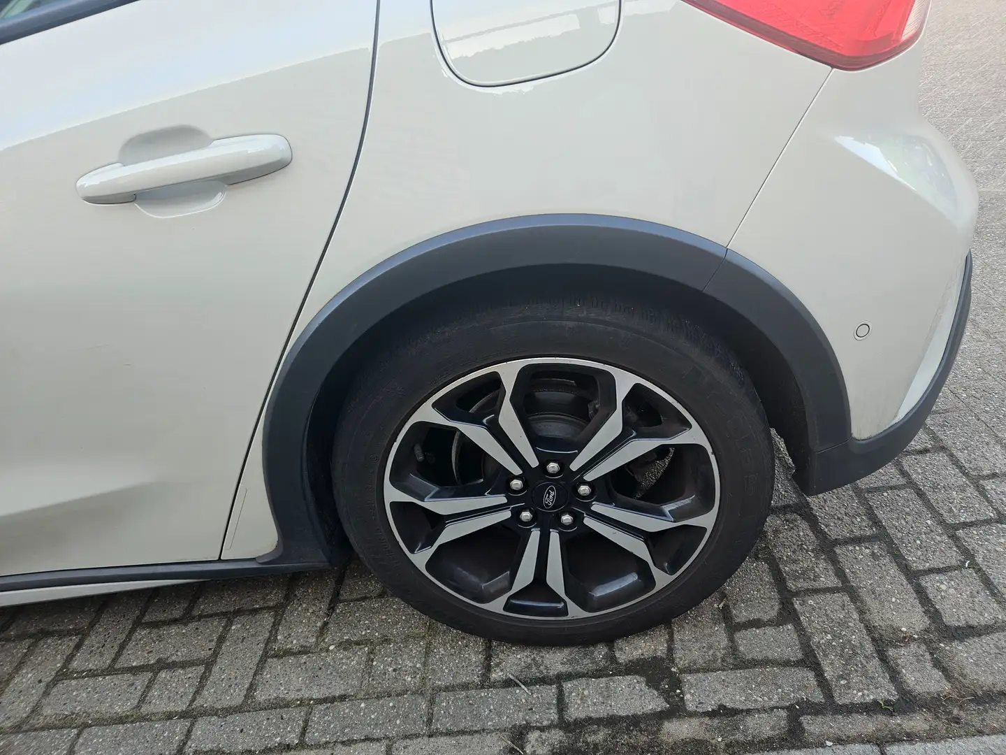 Ford Focus Focus 1.0 EcoB. Active Bns Beige - 1