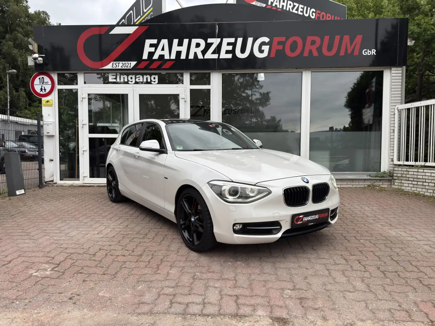 BMW 118 d* 1 Hand* Sport Line*Navi*Bi-Xenon*Heck LED Weiß - 2