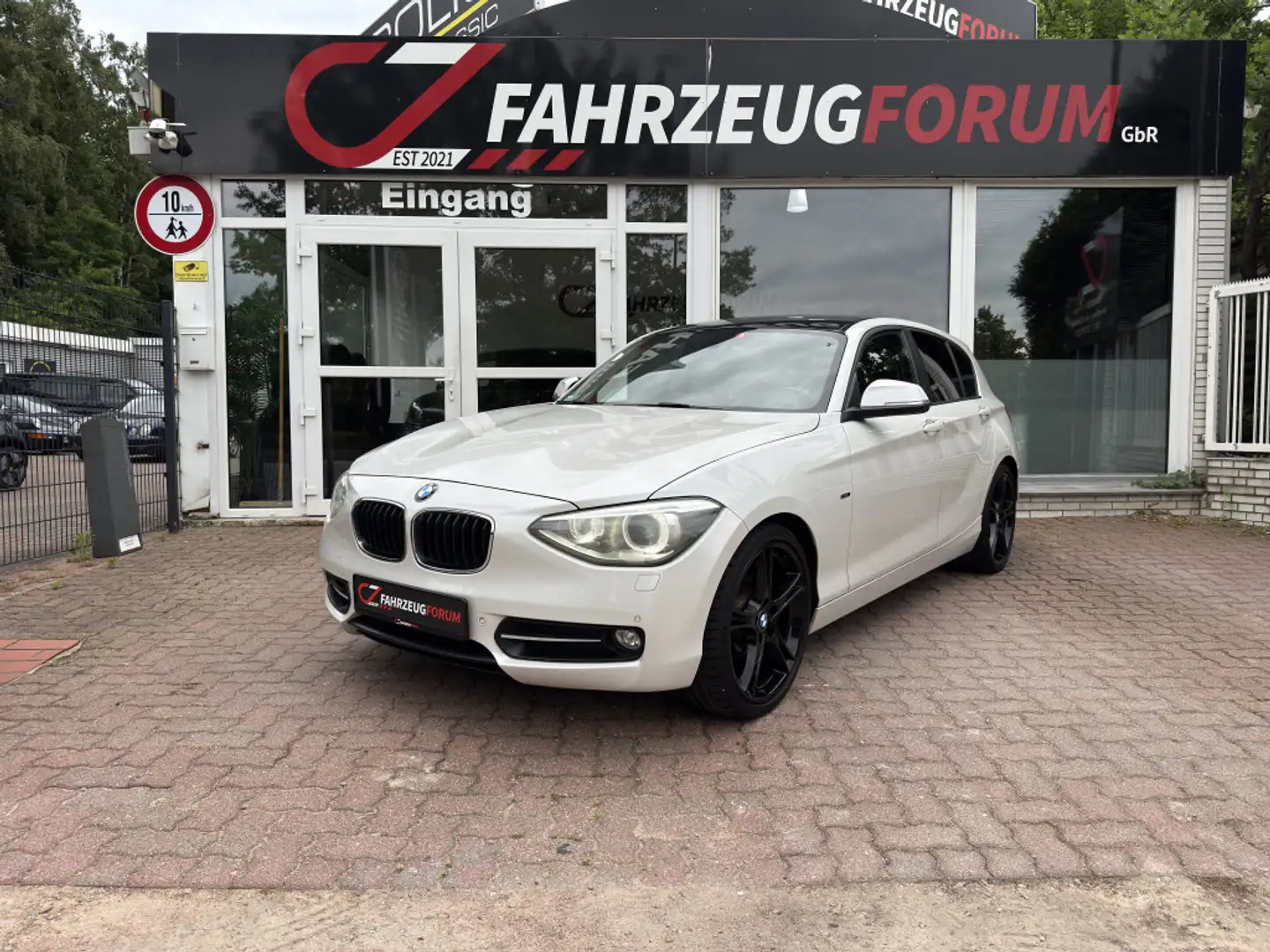 BMW 118 d* 1 Hand* Sport Line*Navi*Bi-Xenon*Heck LED Weiß - 1