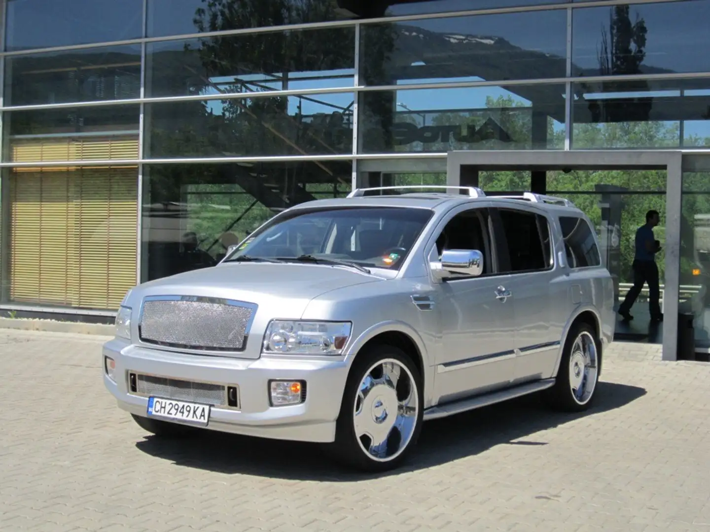 Infiniti QX56 Tunned Silber - 1