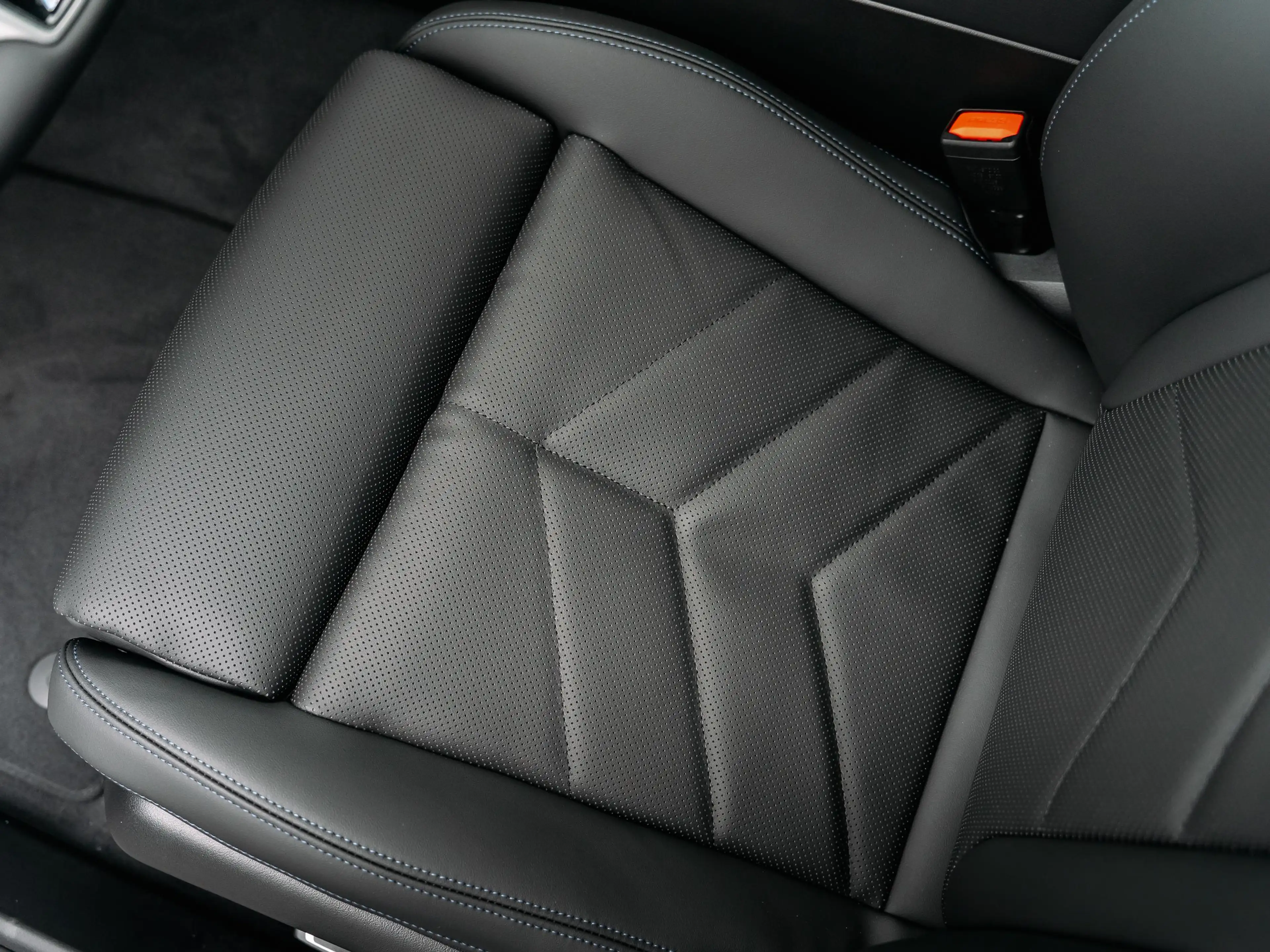 BMW i5 M-Sport Pro — photo 8