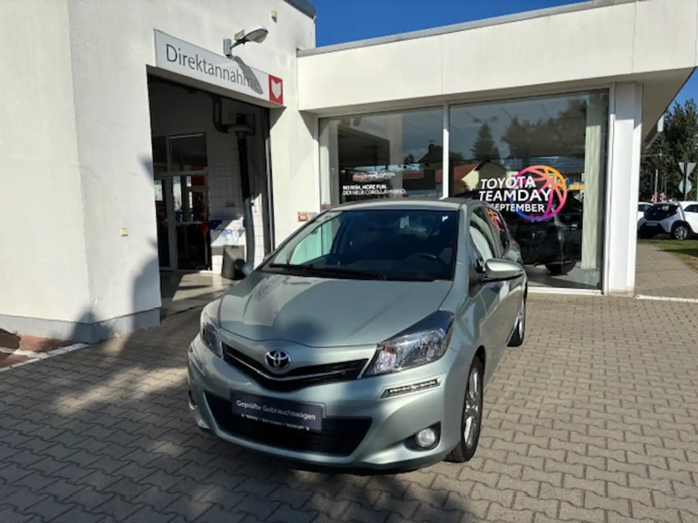 Toyota Yaris 1,33 Benzin 6.-Gang, 5.Trg Club Ausstattung Silber - 2