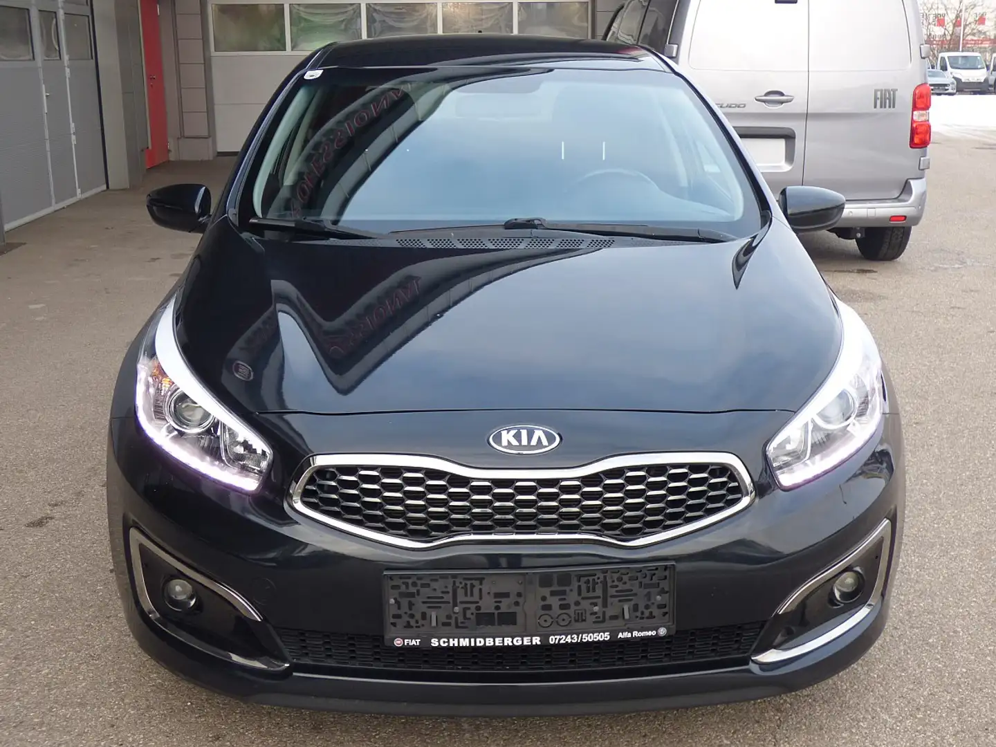 Kia Ceed / cee'd cee'd 1,4 MPI Silber AHK/Sitzheizung/Navi Schwarz - 2