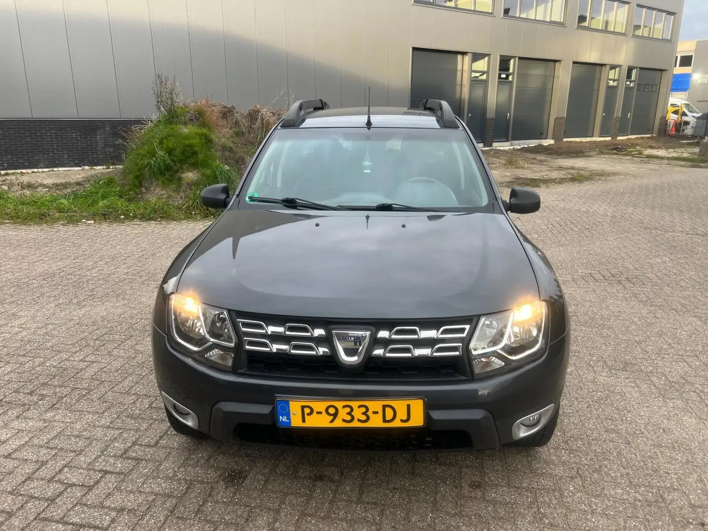 Dacia Duster 1.2 TCe 4x2 Lauréate ((( nieuwe apk / onderhouden) Zwart - 2