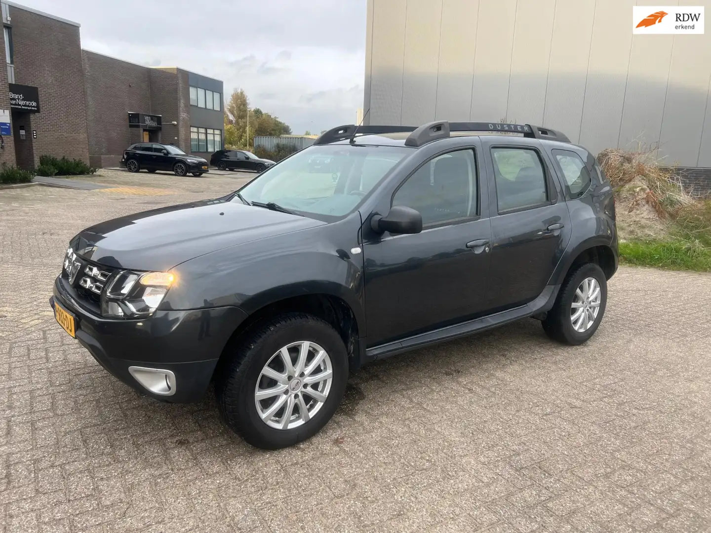 Dacia Duster 1.2 TCe 4x2 Lauréate ((( nieuwe apk / onderhouden) Zwart - 1