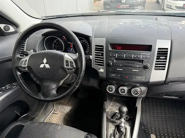 Mitsubishi Outlander view 9
