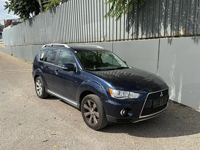 Mitsubishi Outlander view 4