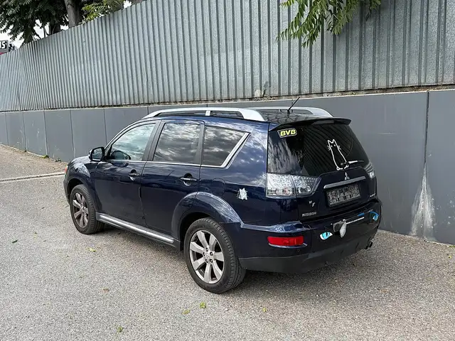Mitsubishi Outlander view 3