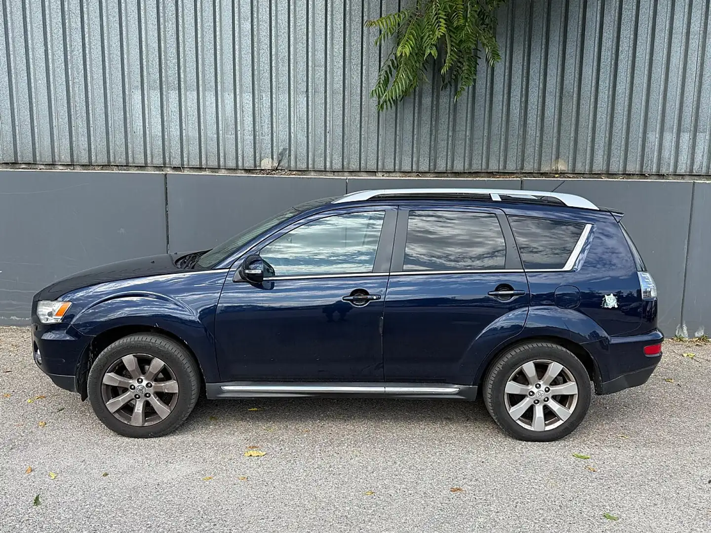 Mitsubishi Outlander 2,2 DI-D Intense+ | PICKERL BIS 10/2026 INKL.ÜB... Blau - 2