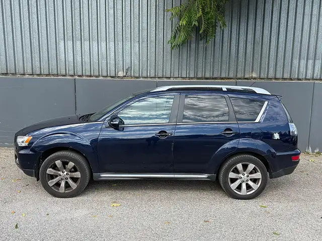 Mitsubishi Outlander view 2