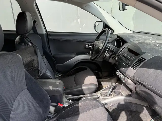 Mitsubishi Outlander view 8