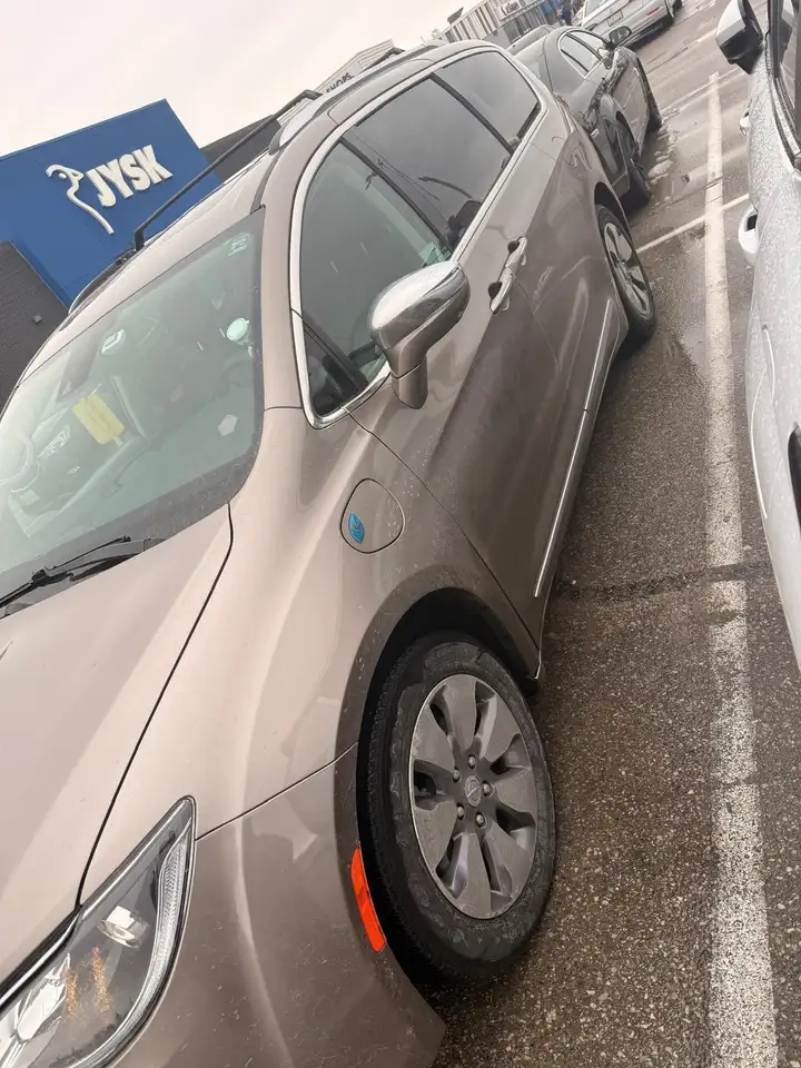 Chrysler Pacifica снимка Chrysler Pacifica