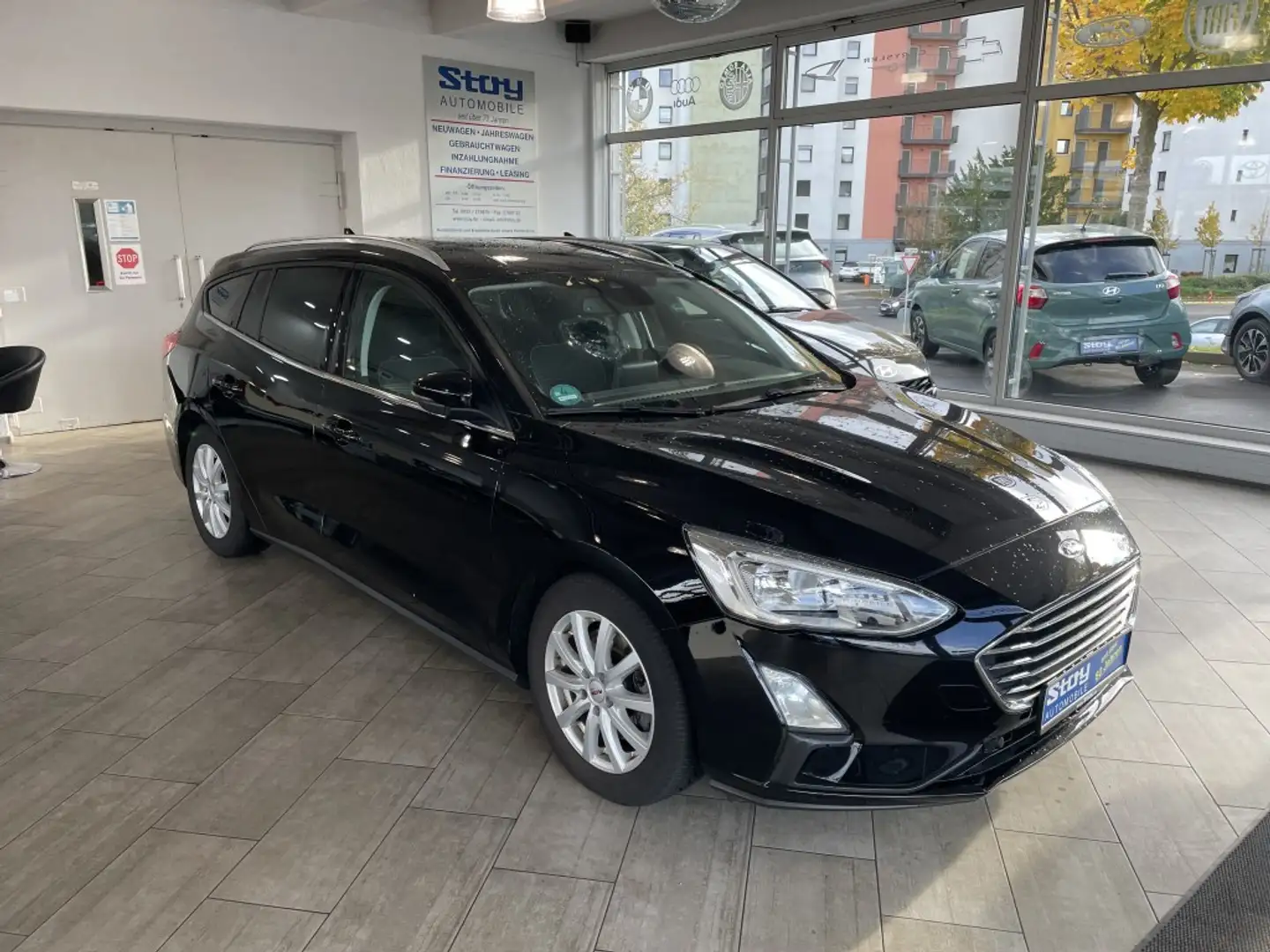Ford Focus Turnier 1.5 EcoBoost Navi Kamera PDC v+h SHZ Schwarz - 2