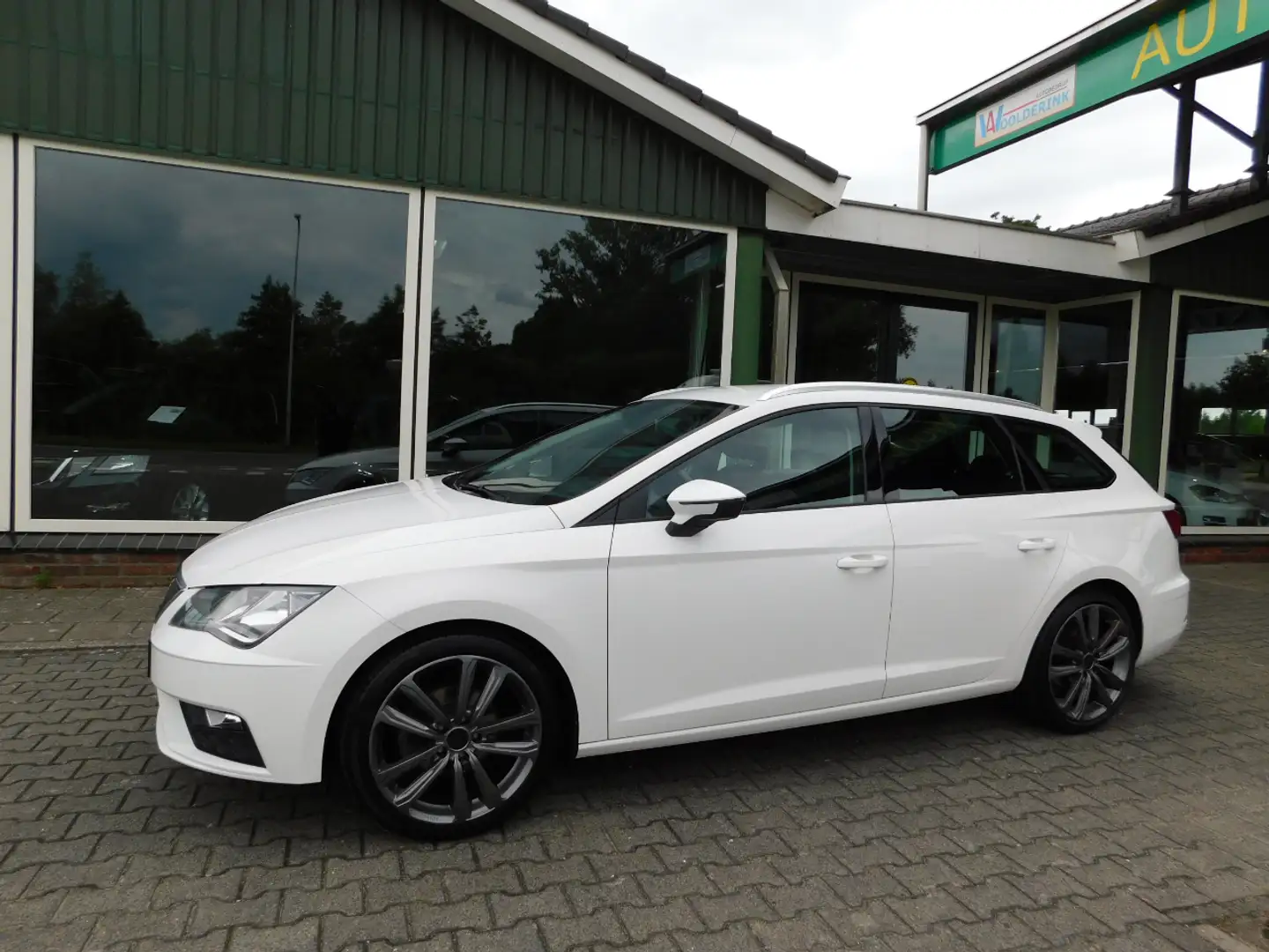 SEAT Leon ST 1.0 116PK EcoTSI! Style!! All-in Prijs! Trekhaa Wit - 1