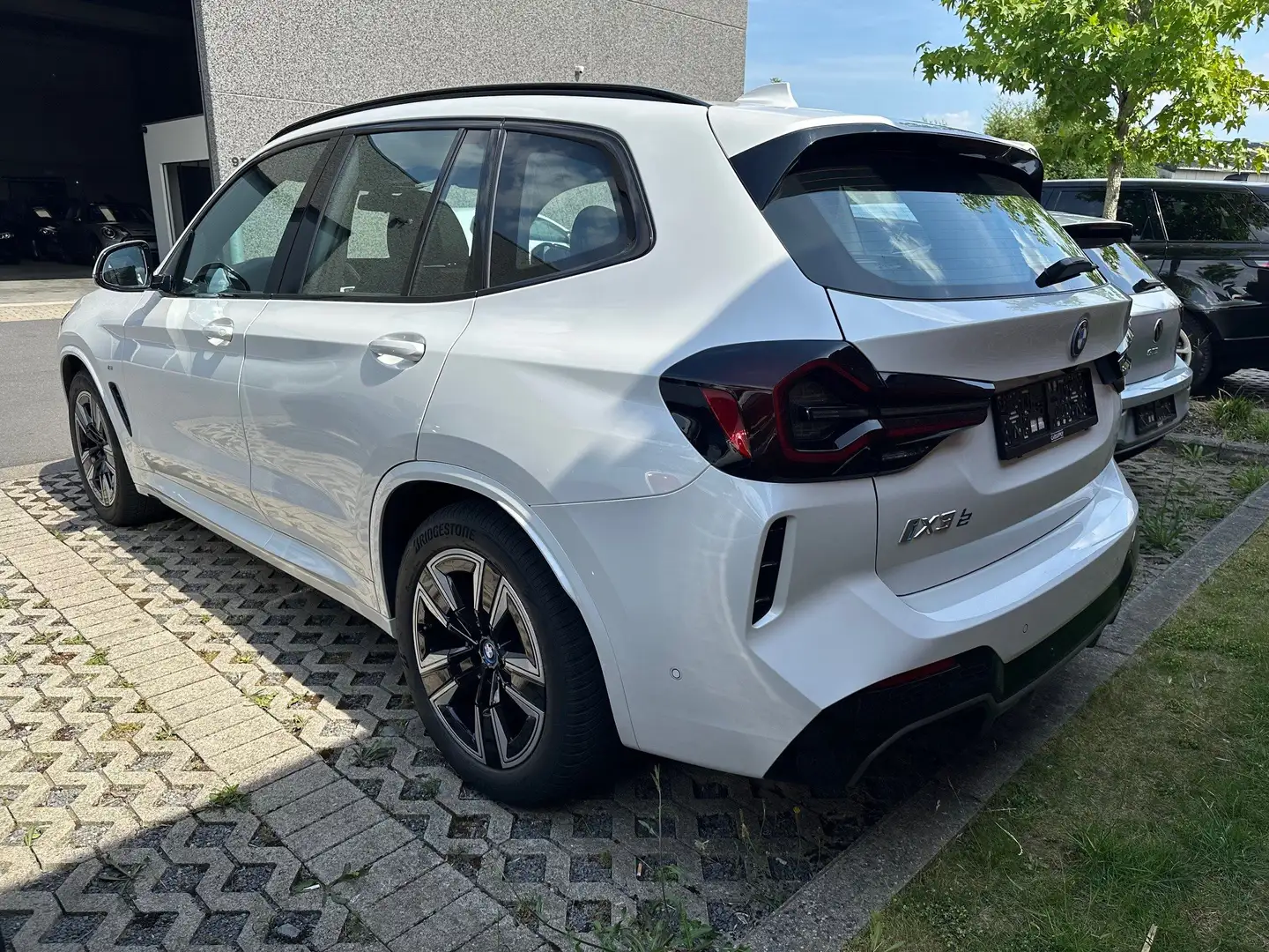 BMW iX3 80 kWh Inspiring - M-Sport- Pano Dak - ACC- Camera Weiß - 2