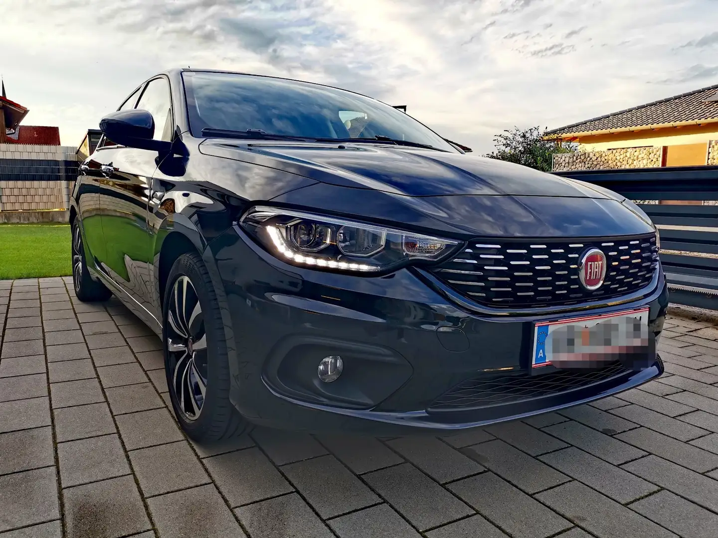 Fiat Tipo 1,3 MultiJet II 95 Lounge Schwarz - 2