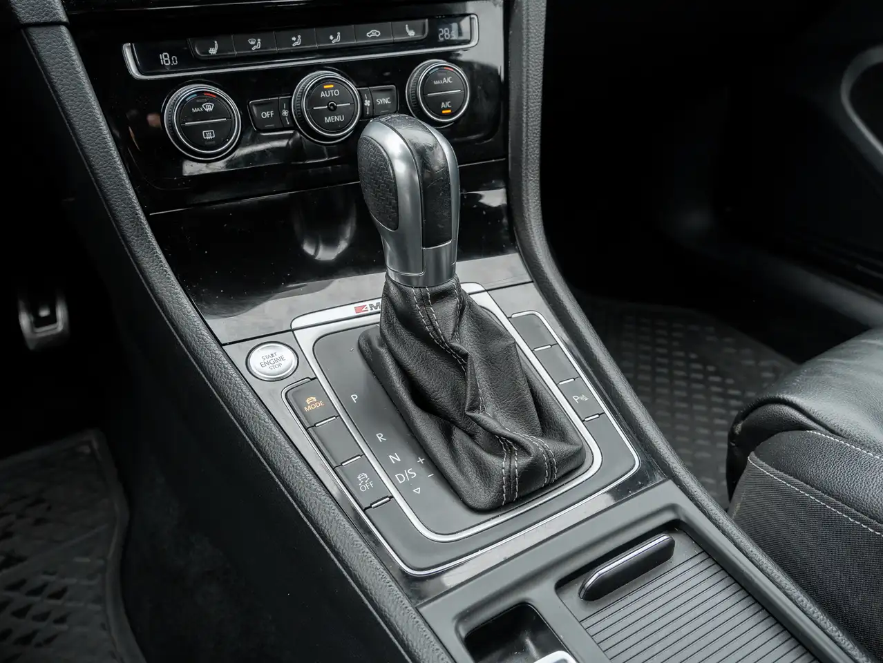 Volkswagen Golf R снимка Volkswagen Golf R