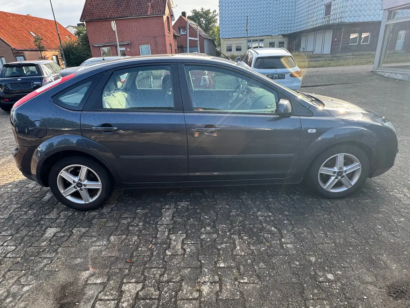 Ford Focus Focus Fließheck 5-Türer 1.4 16V Trend Grau - 2